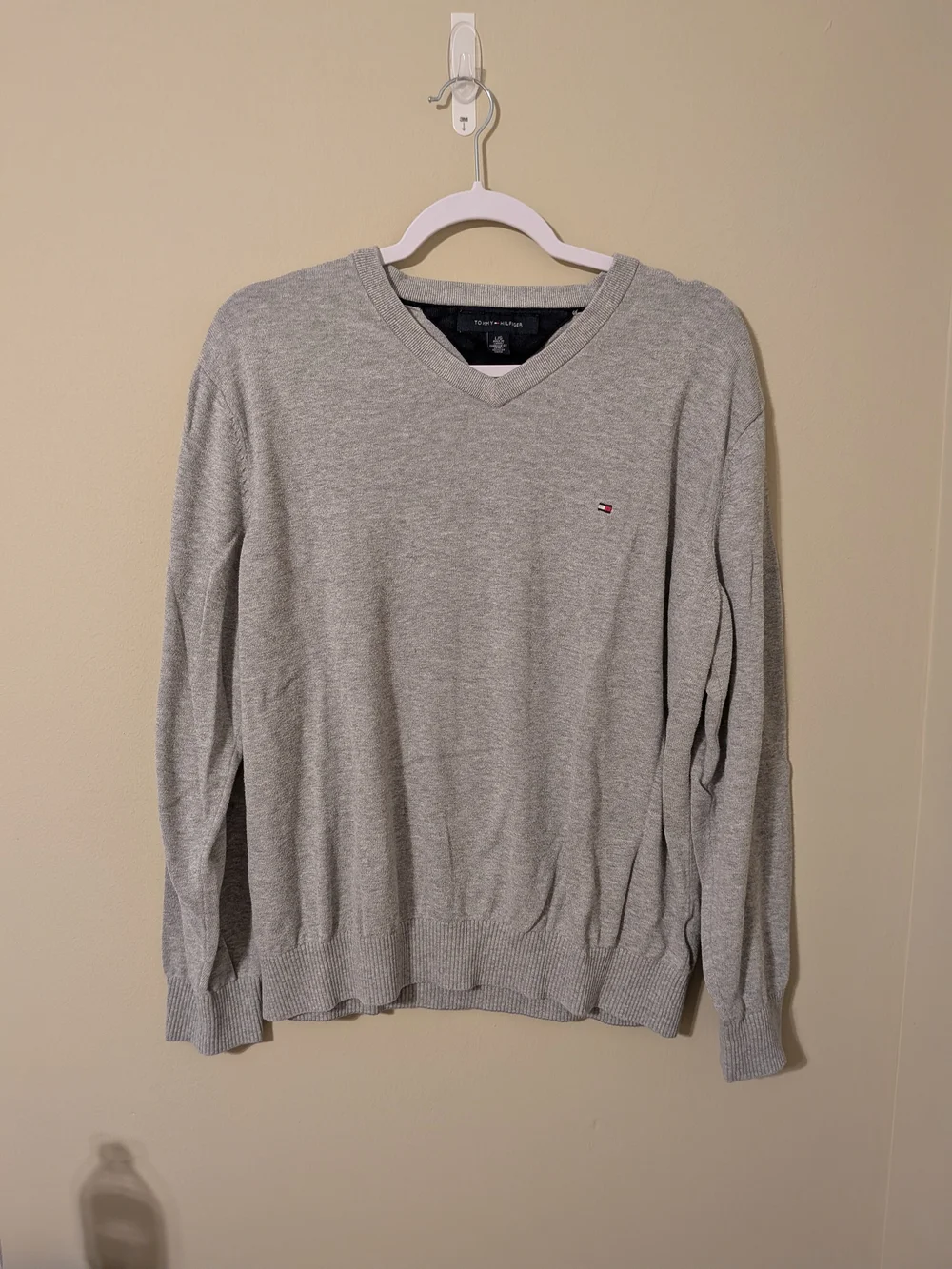 Tommy Hilfiger Men's V-Neck Sweater in Heather Gray